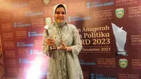 Nirmala Dewi, Sekjen Perbasi meraih penghargaan Malam Anugerah Lintas Politika Award 2023 di Hotel Beston Palembang Sumsel (Liputan6.com / Nefri Inge)
