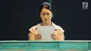 Prisia Nasution dalam pentas teater "Nyanyi Sunyi Revolusi" di Jakarta, Jumat (1/2/). Pementasan tersebut merupakan gelaran ke-29 Titimangsa Foundation yang mengangkat kisah hidup penyair besar Indonesia, Amir Hamzah. (Fimela.com/Bambang E Ros)