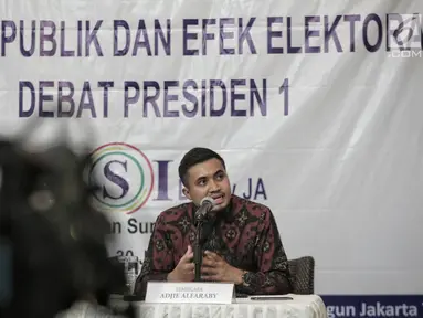 Peneliti LSI Adjie Alfarabby memberikan paparan  hasil survei terkait pemenang pascadebat pertama pilpres di Jakarta, Rabu (30/1). Survei LSI menyimpulkan  paslon nomor urut 01, Jokowi-Amin unggul dalam debat. (Liputan6.com/Faizal Fanani)