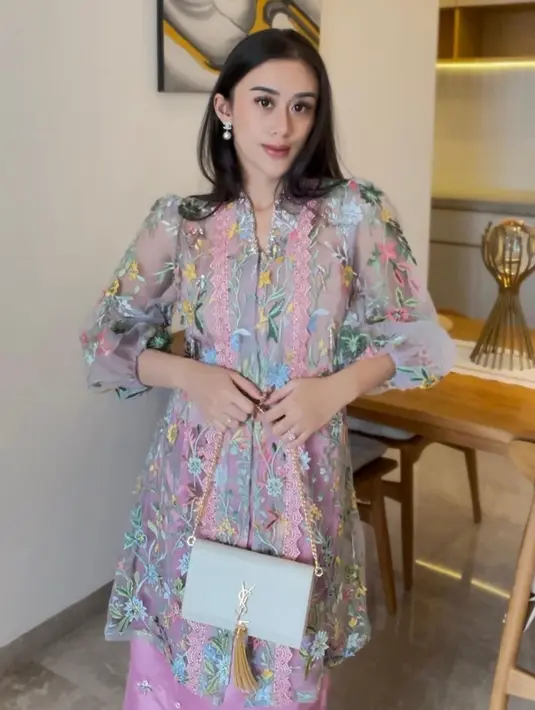 Dalam banyak kesempatan, Kusuma Puteri juga seringkali membagikan potret OOTDnya yang cantik elegan. Di sini, Kusuma Puteri tampil mengenakan lace top bernuansa merah muda dengan bordir floral yang super cantik, dipadu roknya yang serasi. [Foto: Instagram/kusumaputeri]