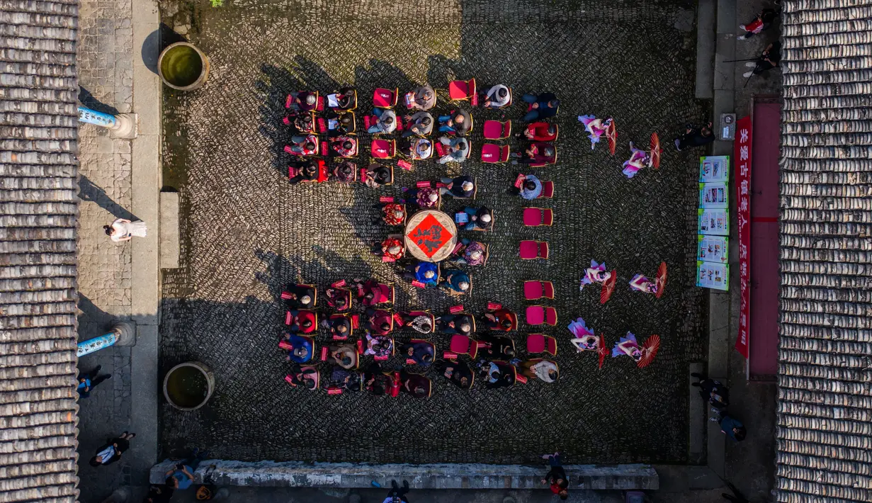 Para warga lansia menyaksikan pertunjukan di kota kuno Longmen di Fuyang, Hangzhou, Provinsi Zhejiang, China, 20 Oktober 2020. Sebuah acara untuk menyambut Festival Sembilan Kembar yang akan dating, juga dikenal sebagai Festival Chongyang diadakan di kota kuno itu pada Selasa (20/10). (Xinhua/Xu Yu)
