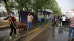 Pekerja kota Irak membersihkan tempat serangan bom bunuh diri semalam di pinggiran Syiah Baghdad di al-Shoala (24/5). Empat orang tewas dan beberapa lainnya terluka ketika seorang pembom bunuh diri menyerang kafe di Baghdad. (AFP Photo/Ahmad Al-Rubaye)
