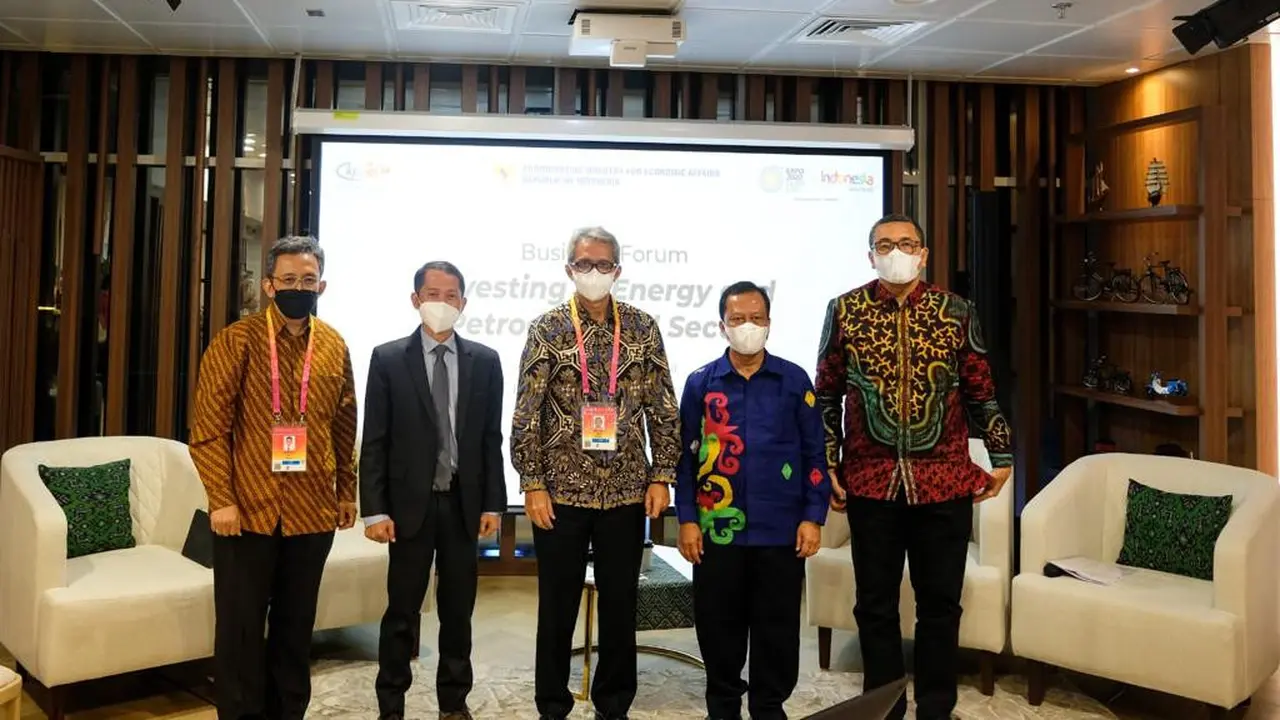 Deputi Bidang Koordinasi Pengembangan Usaha BUMN, Riset, dan Inovasi Kemenko Perekonomian Montty Girianna (tengah), di Dubai, PEA. (Sumber ekon.go.id)