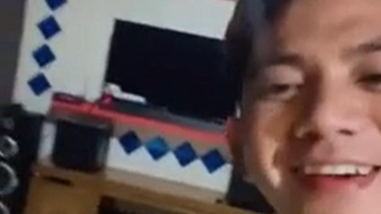 Potret Rizki DA menunjukkan ruang karaoke (Sumber: Instagram/da2_rizki123)