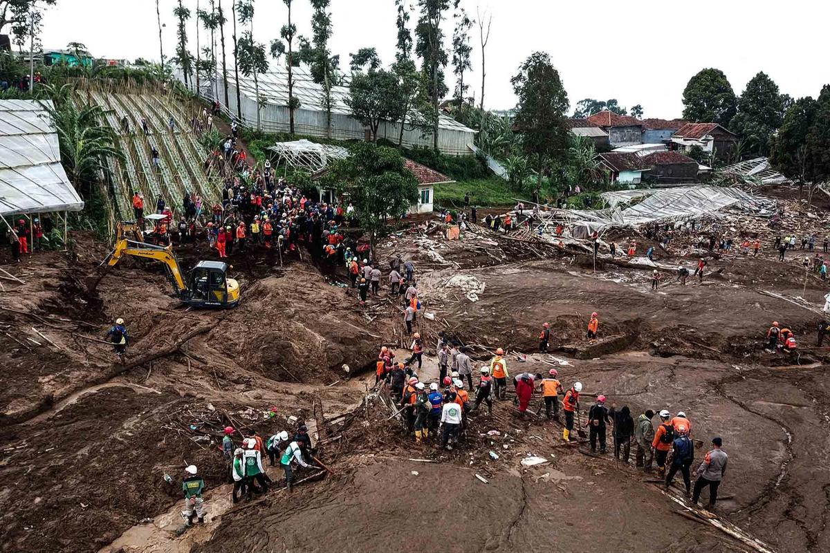 FOTO: Tim SAR Gabungan Intensifkan Pencarian Korban Longsor Pasirlangu