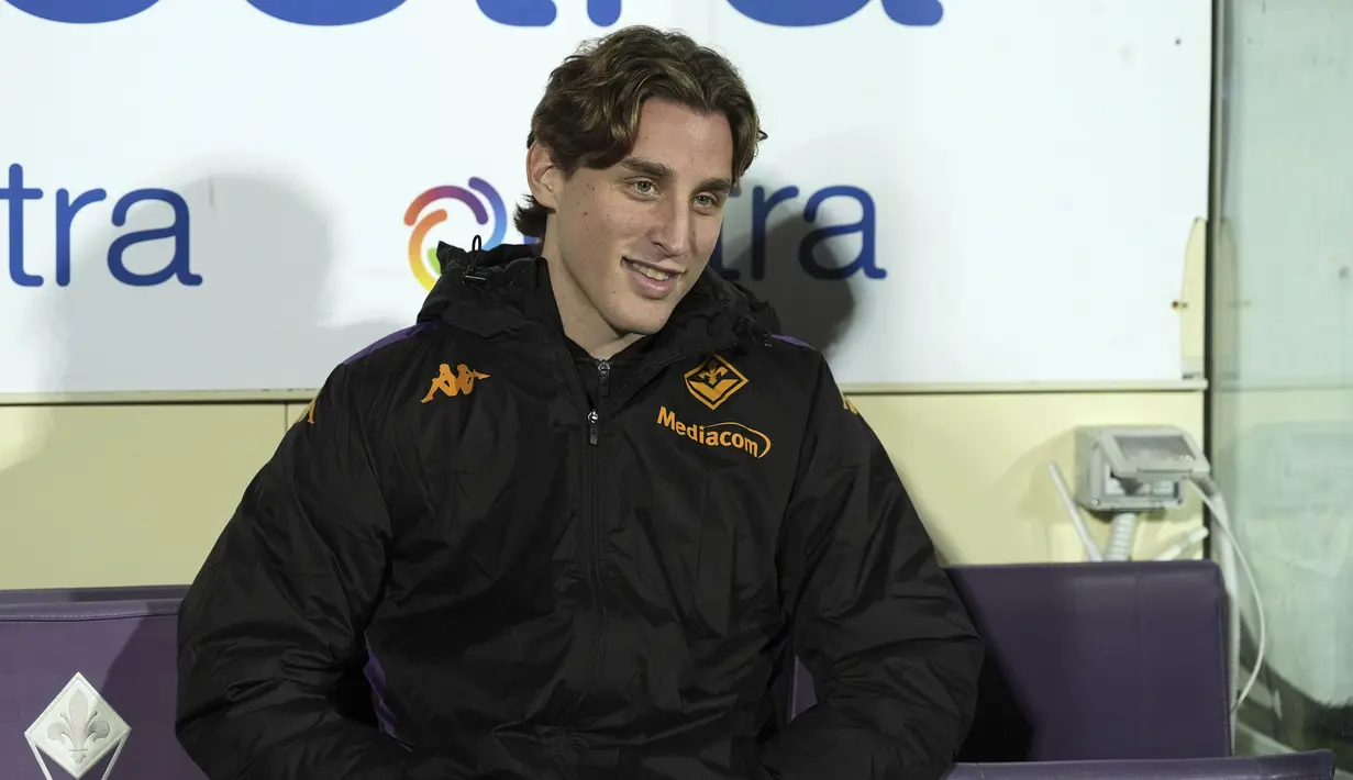 Pemain Fiorentina, Edoardo Bove duduk di bangku cadangan timnya saat laga lanjutan Liga Italia 2024/2025 melawan Udinesie di Artemio Franchi Stadium, Florence, Italia, Minggu (24/12/2024). (AP Photo/LaPresse/Massimo Paolone)