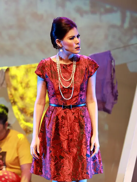 "Saya melihat ini seperti cermin kehidupan banyak perempuan kita yang tertipu mentah-mentah oleh ulah para lelaki. Bahkan ada yang tidak sadar telah ditipu, karena itu saya gemes," ungkap Olga Lydia ketika dimintai komentar. (Deki Prayoga/Bintang.com)