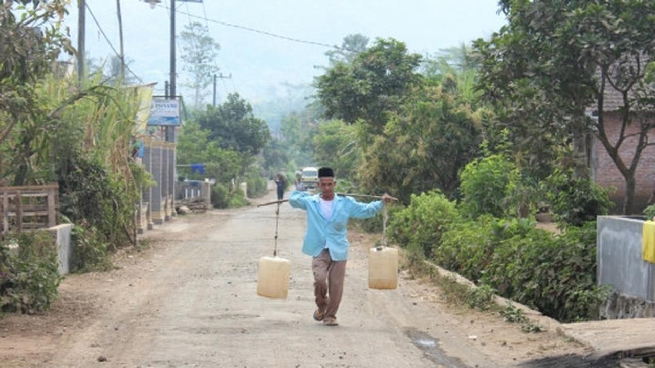 Kekeringan, kakek di Malang rela jalan kaki 2,5 km demi air bersih