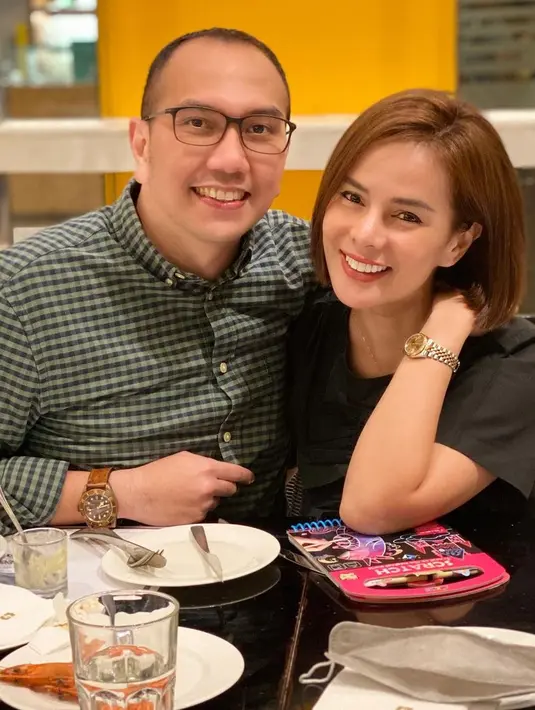 Berawal dari Raffi Ahmad yang menjadi host salah satu program Tv swasta dan saat itu Astrid menjadi bintang tamunya. Raffi bertanya tentang rasa cemburu suami Astrid saat melihatnya dekat dengan Gading. (Instagram/astridtiar127)