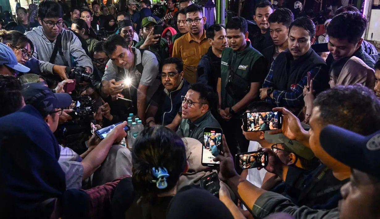 Di Surabaya selain menemui pendukungnya, Muhaimin Iskandar juga menyempatkan berdiskusi dengan wartawan. (Juni Kriswanto/AFP)