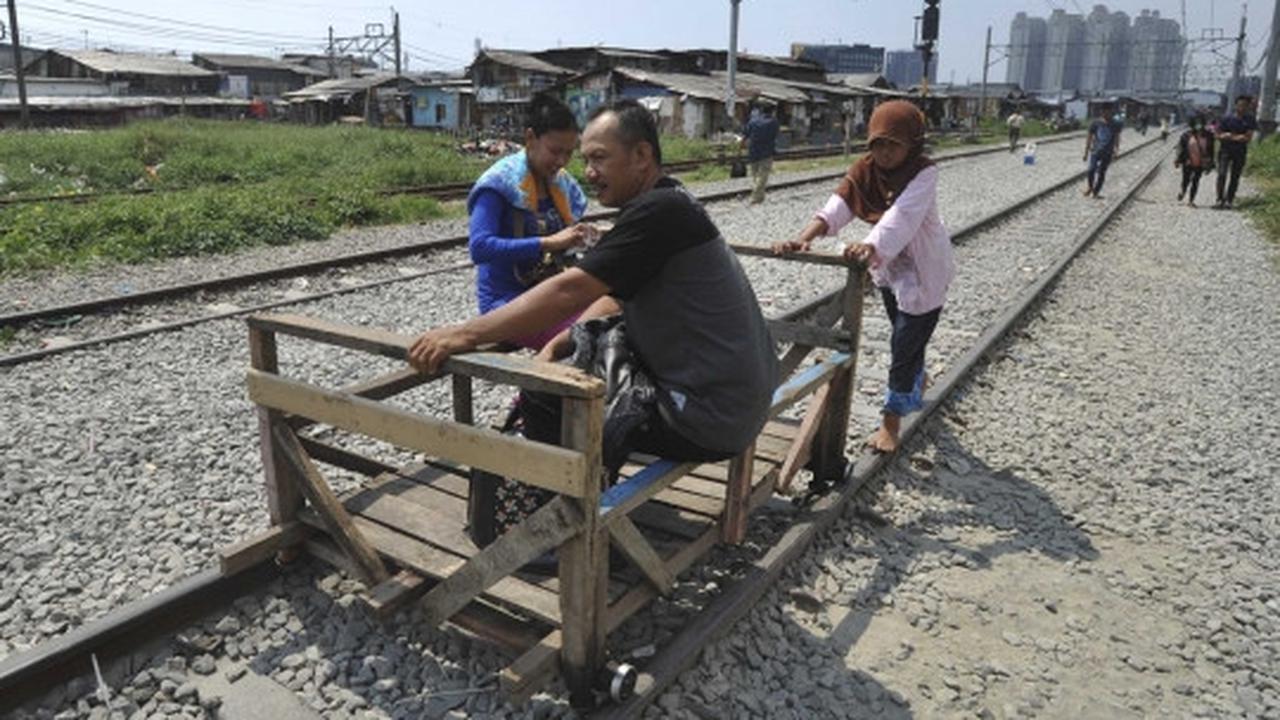 Semangat anak-anak pengojek lori mencari nafkah di bawah terik