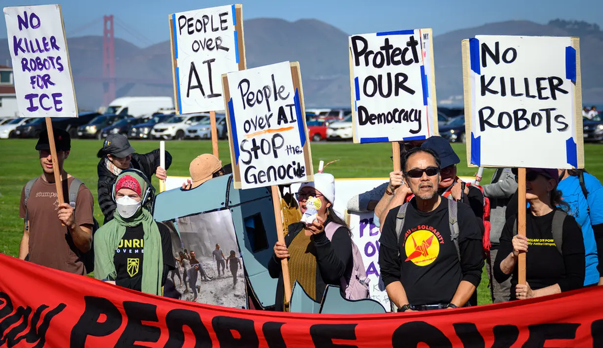 Pengunjuk rasa yang menentang penggunaan kecerdasan buatan (AI) meneriakkan tuntutan di depan Jembatan Golden Gate saat konferensi OpenAI DevDay 2026 di San Francisco, California, Amerika Serikat, Selasa (29/9/2026). (AP Photo/Josh Edelson)