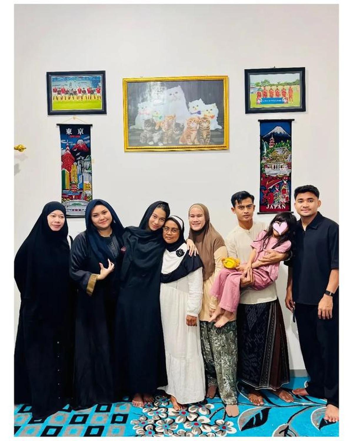 6 Potret Azizah Salsha Berbusana Serba Hitam saat Ziarah, Bertemu Pratama Arhan