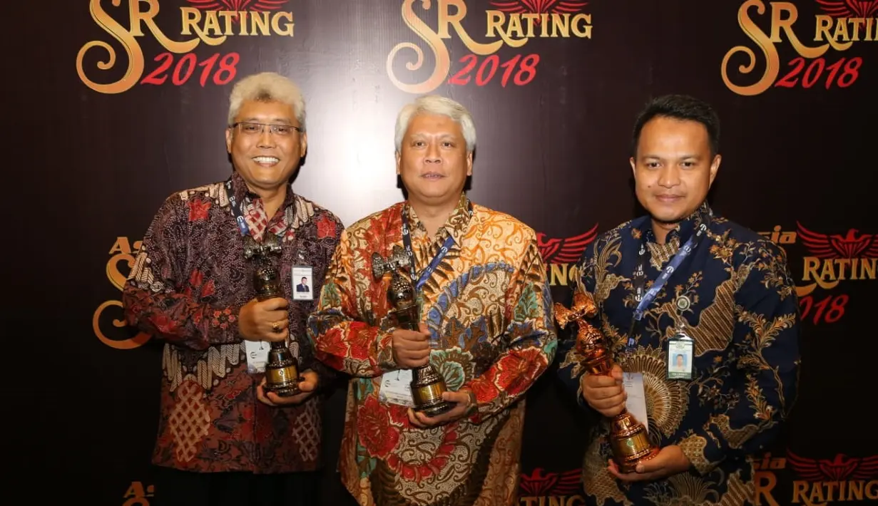 Direktur Transformasi Bisnis PT Pupuk Indonesia Nugroho Christijanto (tengah) mendapatkan penghargaan SRA 2018 Asisten II Setprov Lampung Taufik Hidayat (kanan) dalam acara The 14th SRA di Lampung, Sabtu (8/12). (Liputan6.com/HO/Ines)