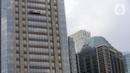 Pekerja membersihkan kaca gedung bertingkat di kawasan Sudirman Central Business District (SCBD), Jakarta, Senin (8/6/2020). Hampir tiga bulan kebijakan work from home (WFH) akibat pandemi COVID-19, banyak gedung bertingkat tidak terawat hari ini mulai dibersihkan. (merdeka.com/Dwi Narwoko)