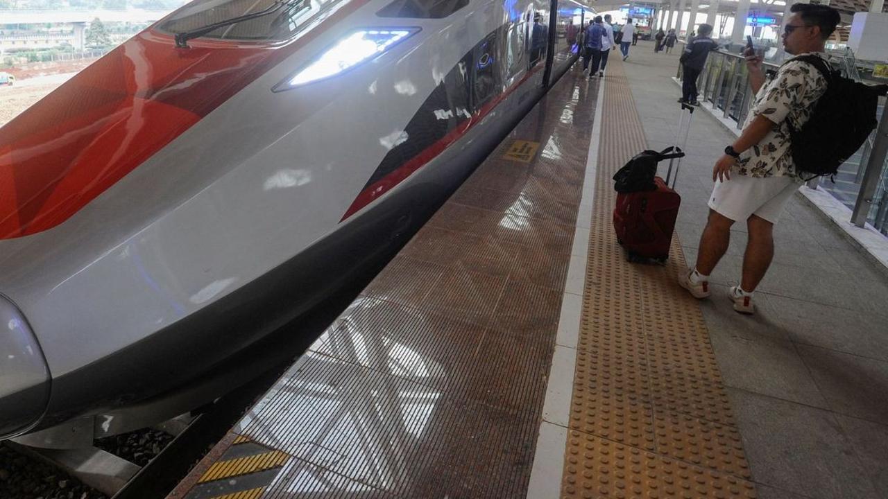 Uji coba Kereta Cepat Jakarta Bandung (KCJB) mendapat sambutan antusias warga yang akan merasakan kereta tercepat di Indonesia itu dari Stasiun Halim, Jakarta,  Minggu (17/9/2023).