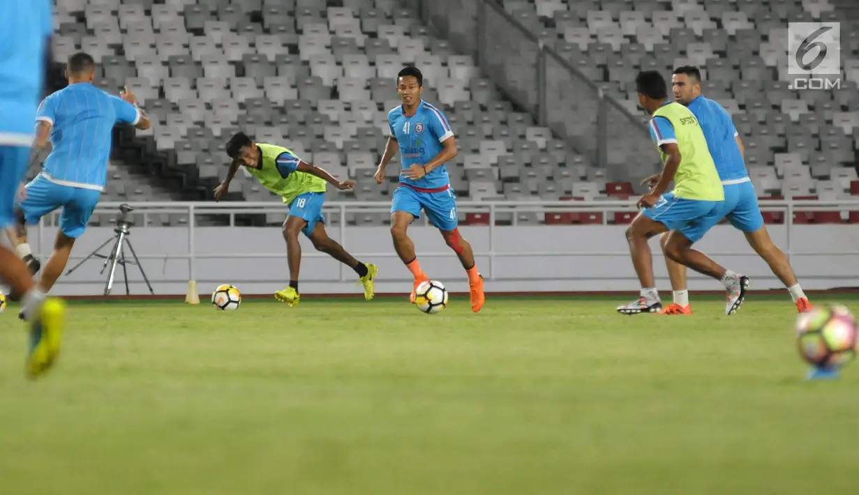 Pemain Arema berebut bola saat melakukan latihan resmi jelang laga tandang melawan Persija pada lanjutan Liga 1 Indonesia 2018 di Stadion GBK, Jakarta, Jumat (30/3). Laga kedua tim akan dihelat Sabtu (31/3). (Liputan6.com/Helmi Fithriansyah)