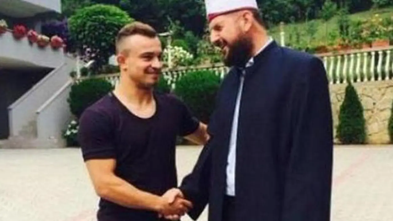 Xherdan Shaqiri berfoto dengan teroris (101 Great Goals)