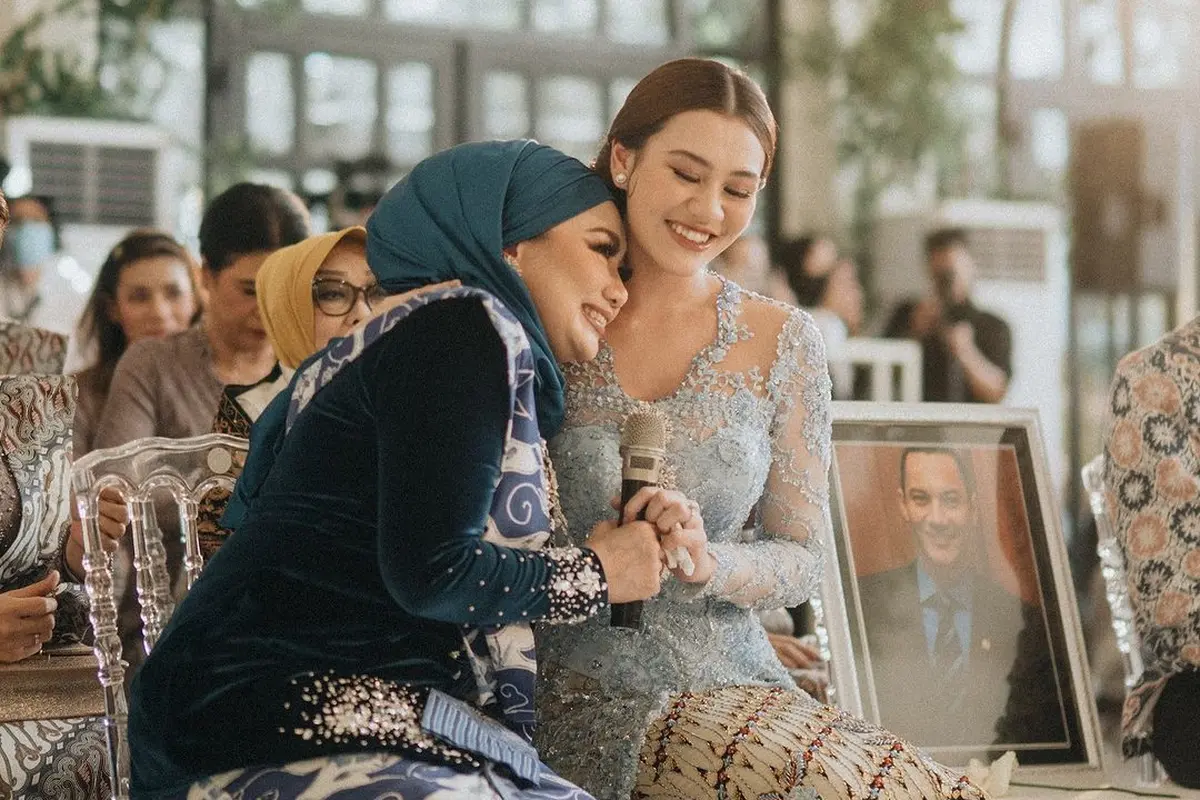 6 Potret Adu Gaya Dua Ibu Aaliyah Massaid, Reza Artamevia dan Angelina Sondakh di Acara Lamarannya