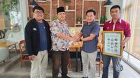 Yusuf Bachtiar menerima apresiasi Tokoh Muda Nahdliyin Inspiratif Jatim 2022 dari Forkom Jurnalis Nahdliyin. (Istimewa).