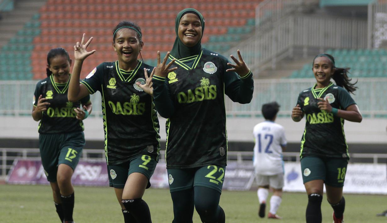Pemain Tira Persikabo Putri merayakan gol yang dicetak Insyafadya Salsabilla ke gawang PSIS Semarang pada lanjutan laga Liga 1 Purtri 2019 di Stadion Pakansari, Bogor, Kamis (7/11). Tira Persikabo Putri menang 2-0 atas PSIS Semarang. (Bola.com/Yoppy Renato)