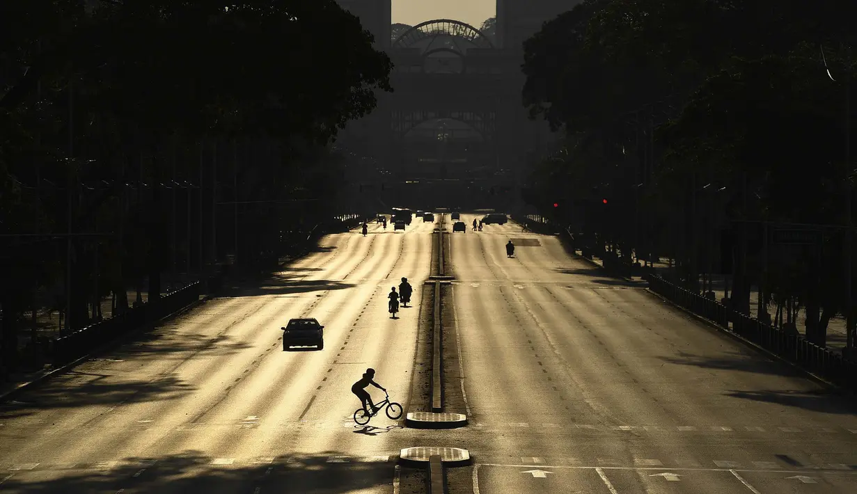 Atlet BMX asal Venezuela, Stefany Hernandez menjalani latihan di Bolivar Avenue yang lengang di Caracas, 25 April 2020. Di tengah karantina wilayah guna mengekang penyebaran Covid-19, peraih medali Olimpiade 2016 itu berlatih tiga kali seminggu untuk meraih tiket tampil di Olimpiade 2021. (AP/Matias