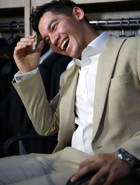 Tidak ingin terburu-buru jelang hari pernikahannya, Samuel dari jauh hari mempersiapkan setelan busana yang akan dikenakan nanti. (Deki Prayoga/Bintang.com)