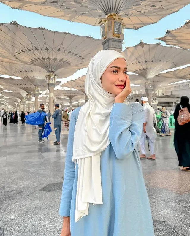 1. Balutan Biru Muda dan Hijab Putih yang Menenangkan
