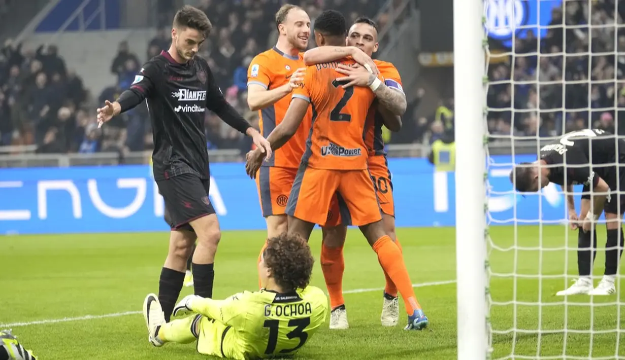 Para pemain Inter Milan merayakan gol yang dicetak oleh Denzel Dumfries ke gawang Salernitana dalam duel pekan ke-24 Serie A di Stadion Giuseppe Meazza, Sabtu (17/2/2024). Kemenangan ini mengukuhkan posisi Inter di puncak klasemen Liga Italia sementara dengan 63 poin dari 24 pertandingan. (AP Photo/Luca Bruno)