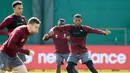 Gelandang Liverpool, Georginio Wijnaldum (kanan) dan bek Trent Alexander-Arnold (kedua kiri) melakukan pemanasan selama latihan tim di Melwood, Inggris (6/5/2019). Pada leg pertama Liverpool kalah telak atas Barcelona 3-0 di Stadion Nou Camp. (AFP Photo/Lindsey Parnaby)