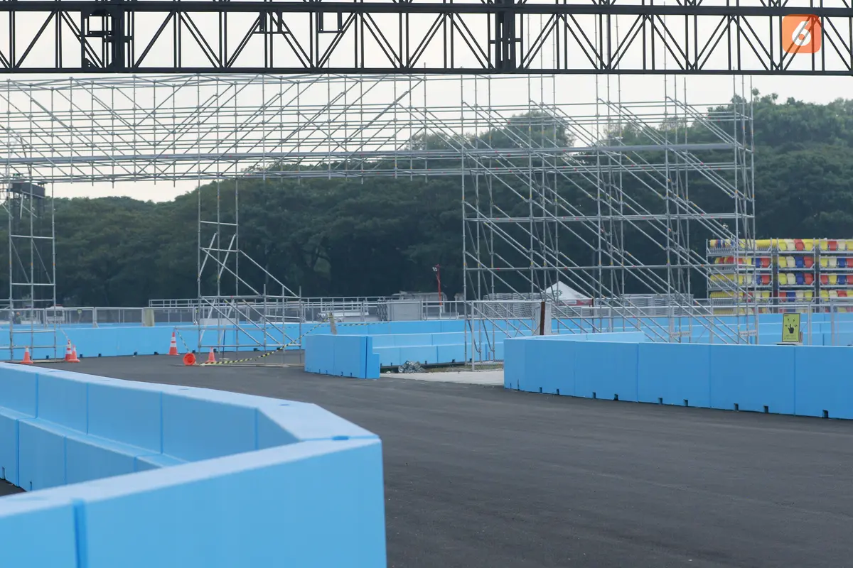 Foto: Melihat Kesibukan Pekerja Jelang Balapan Formula E di Jakarta