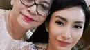 Berikut beberapa potret Tyas bersama sang mama yang hanya tinggal kenangan. Selama ini, Hedy merupakan sosok kesayangan sekaligus sebagai panutan anak-anaknya. [Instagram/tyasmirasih]