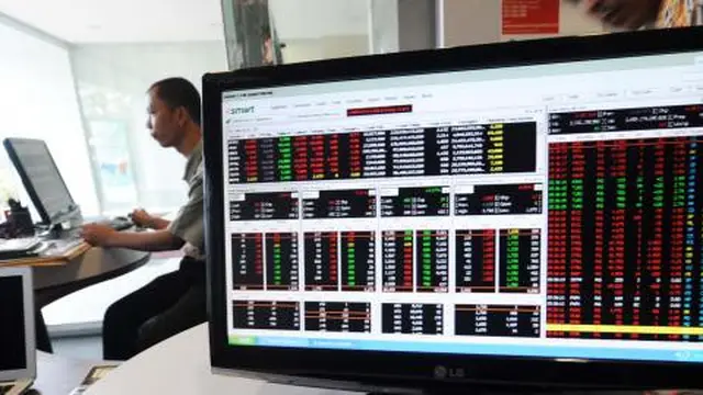 pialang saham mengamati pergerakan saham di BEI. doc/merdeka.com