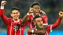 Bek Bayern Munchen, David Alaba (tengah) melakukan selebrasi usai mencetak gol ke gawang Borussia Dortmund pada pertandingan Bundesliga Jerman di Dortmund, (4/11). Munchen menang telak 3-1 atas Dortmund. (AP Photo / Martin Meissner)