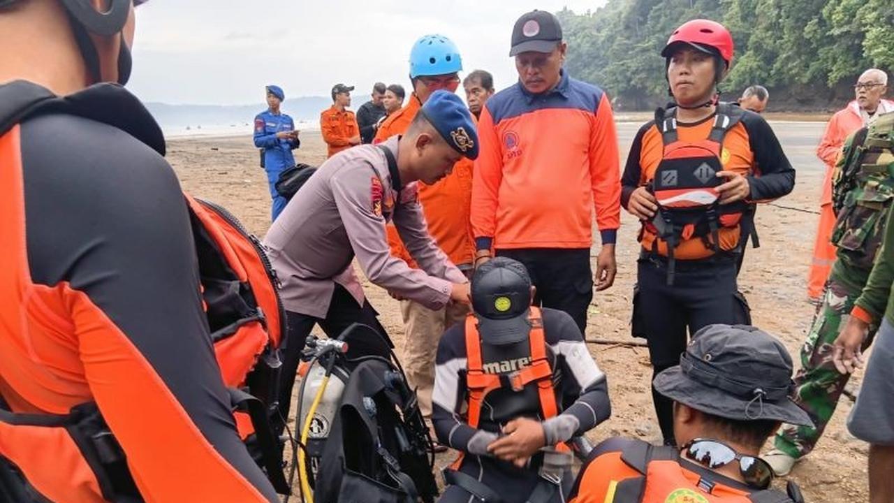 Basarnas Terjunkan Penyelam Cari Wisatawan Hilang Pantai Sine Tulungagung