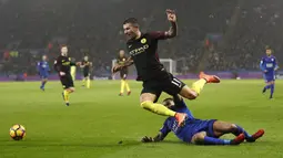 Bek Manchester City, Aleksandar Kolarov, berusaha melewati bek Leicester, Danny Simpson. Pada laga ini Leicester sempat unggul 4-0 atas City sebelum akhirnya mengecilkan kekalahan menjadi 4-2. (Reuters/Carl Recine)