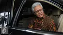 Kepala Sekretariat Presiden, Darmansjah Djumala memasuki mobil seusai menyerahkan Tiga paket gift di Gedung KPK, Jakarta, Jumat (28/10). Paket tersebut terdiri dari tea set, lukisan dan plakat. (Liputan6.com/Helmi Affandi)