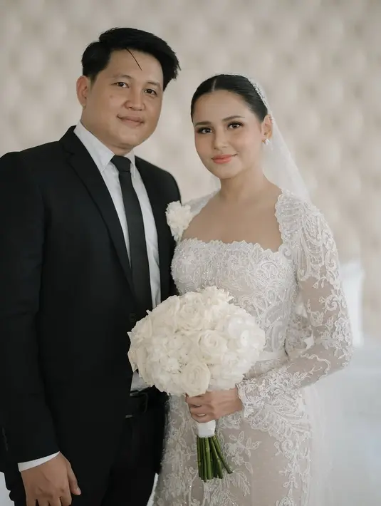 Kakak laki-lakinya Yunita Siregar tampil gagah dengan setelan jas hitam putih. Melihat foto kebersamaan ini, Yunita sangat dekat dengan kakak laki-lakinya ini. Melalui laman Instagramnya, bintang sinetron Elif Indonesia ini jarang unggah foto kebersamaannya bareng sang kakak. Kenang momen waktu kecil, netizen ramai bubuhkan emotikon love dan peluk. (Liputan6.com/IG/@yunitasiregar)