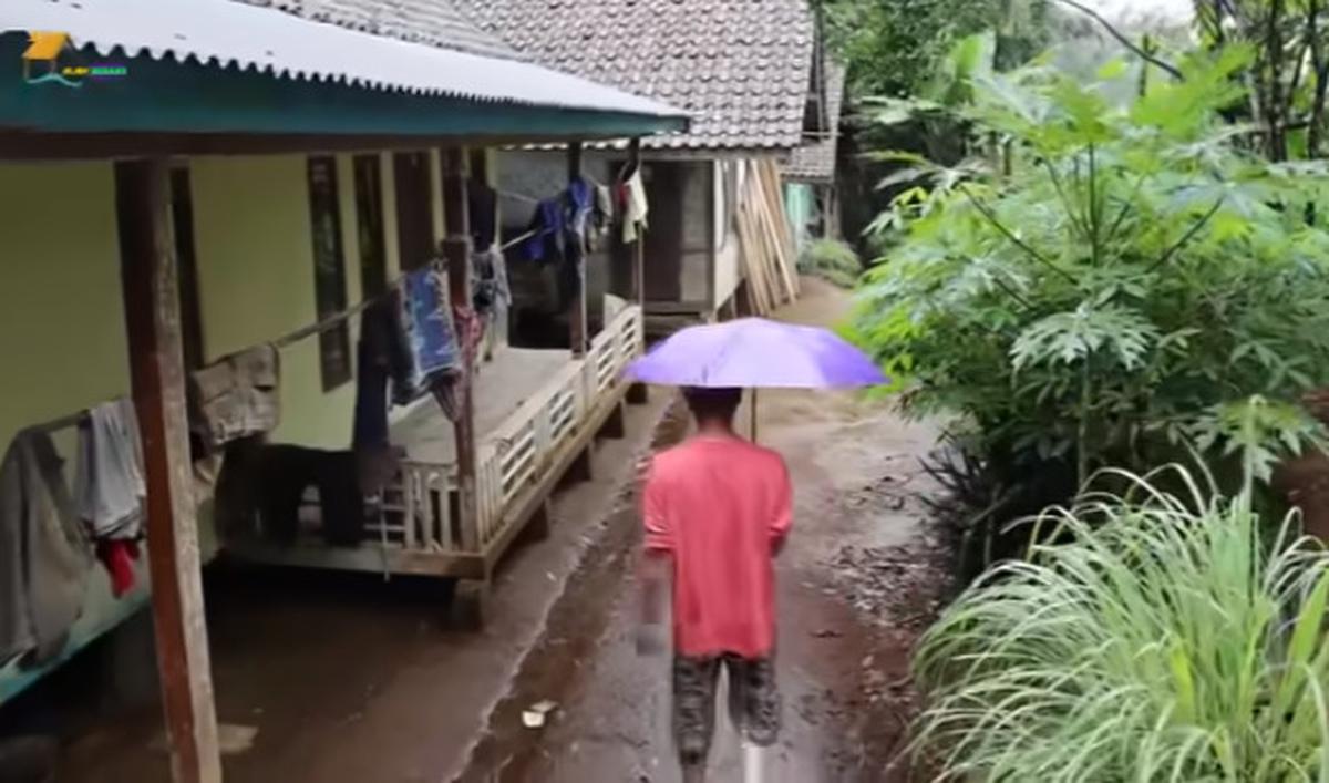 Diungkap salah satu warganya, KWH listrik pun bahkan belum sampai di area perkampungan. Meski demikian, diketahui listrik bakal tiba di kampung terpencil itu. <br>