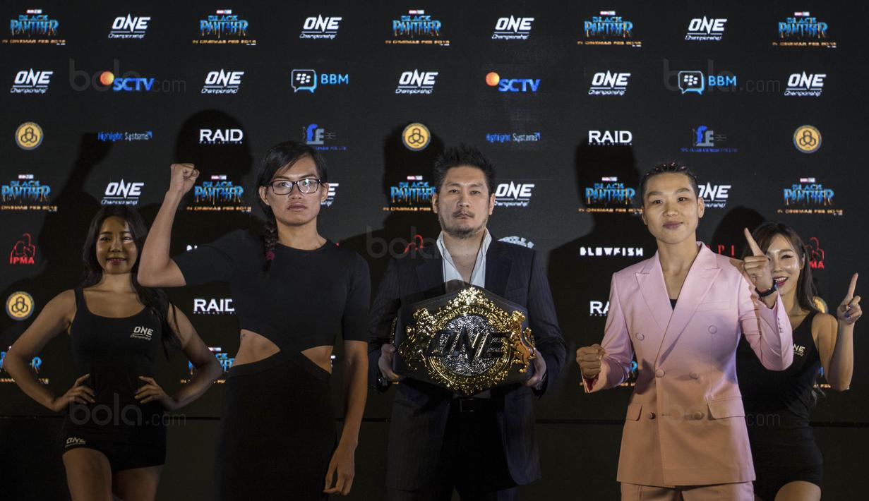 Atlet MMA, Tiffany Teo, bersama calon lawannya Xiong Jing Nan jelang laga One Championship di Ballroom Hotel Fairmont, Jakarta, Kamis (18/1/2018). One Championship akan menggelar laga bertajuk Kings of Courage. (Bola.com/Vitalis Yogi Trisna)