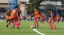 Pemain Persija saat mengikuti latihan perdana musim 2019 di Lapangan Wisma Aldiron, Jakarta, Senin (7/1). 30 pemain ikut dalam latihan perdana yang digelar terbuka. (Liputan6.com/Helmi Fithriansyah)