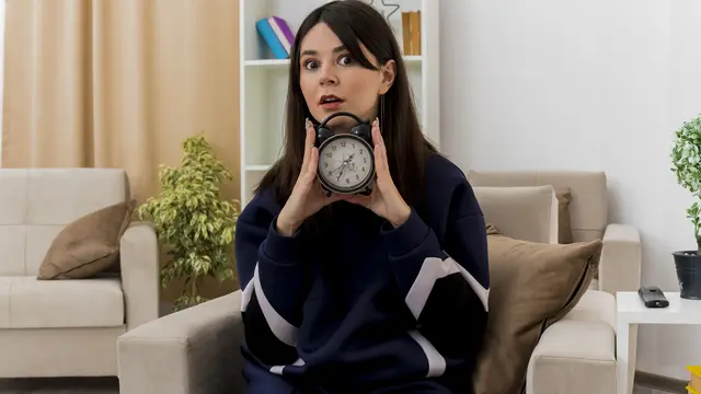 illustrasi wanita bersama jam