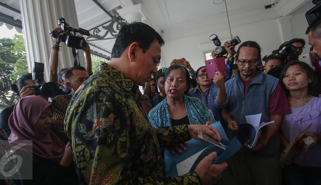 Gubernur DKI Basuki T Purnama atau Ahok menerima pengaduan masyarakat di Balai Kota Jakarta, Kamis (20/4). Hari pertama setelah pemungutan suara Pilkada DKI, Ahok tetap ke Balai Kota untuk mendengarkan aduan warga. (Liputan6.com/Faizal Fanani)