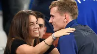 Pemain Prancis, Antoine Griezmann memeluk kekasihnya Erika Choperena setelah timnya menang atas Jerman 2-0 pada piala Eropa 2016 di Stade Velodrome, Marseille (7/7/2016). (AFP/Franck Fife)
