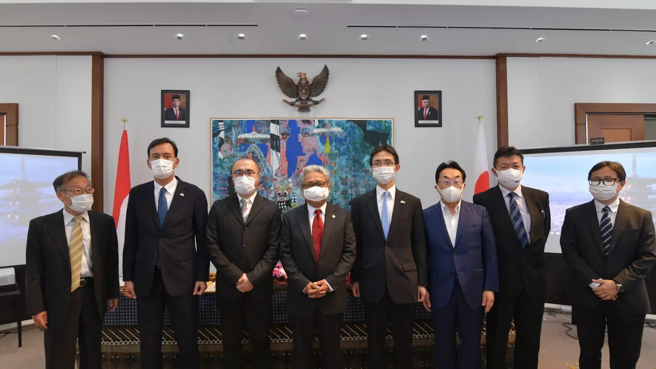 Foto bersama Dubes RI untuk Jepang Heri Akhmadi dalam acara pemberian penghargaan kepada perusahaan kapal Jepang FV Fukuseki Maru 15 yang membantu penyelamatan 20 ABK WNI KM Bandar Nelayan 188. (Photo credit: KBRI Tokyo)