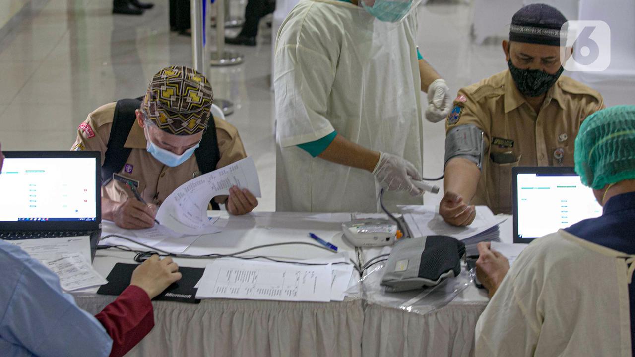 FOTO: Guru, Dosen dan Tenaga Pendidik Jalani Vaksinasi COVID-19