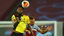 Gelandang West Ham United, Mark Noble, berebut bola dengan gelandang Watford, Nathaniel Chalobah, pada laga lanjutan Premier League pekan ke-36 di London Stadium, Sabtu (18/7/2020) dini hari WIB. West Ham menang 3-1 atas Watford. (AFP/Richard Heathcote/pool)