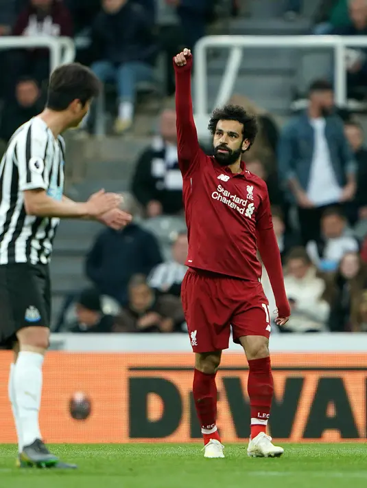 Penyerang Liverpool, Mohamed Salah berselebrasi usai mencetak gol ke gawang Newcastle United pada pertandingan lanjutan Liga Inggris di St James 'Park (4/5/2019). Liverpool menang tipis atas Newcastle 3-2. (Owen Humphreys/PA via AP)
