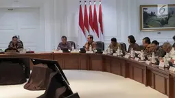 Suasana saat Presiden Joko Widodo memimpin Rapat Terbatas Evaluasi Proyek Strategis Nasional di Kantor Presiden, Jakarta, Senin (16/4). Jokowi juga meminta proyek strategis yang dimulai pada 2017 untuk segera diselesaikan. (Liputan6.com/Angga Yuniar)