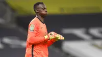 Aksi kiper Chelsea, Edouard Mendy, pada babak keempat Carabao Cup melawan Tottenham Hotspur di Tottenham Hotspur Stadium, Rabu (30/9/2020) dini hari WIB. (Matt Dunham/Pool via AP)